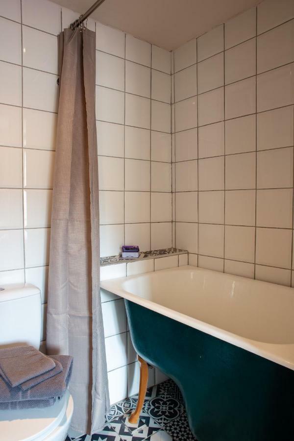 Chez Les Amis 호텔 Saint-Nazaire-de-Ladarez 외부 사진